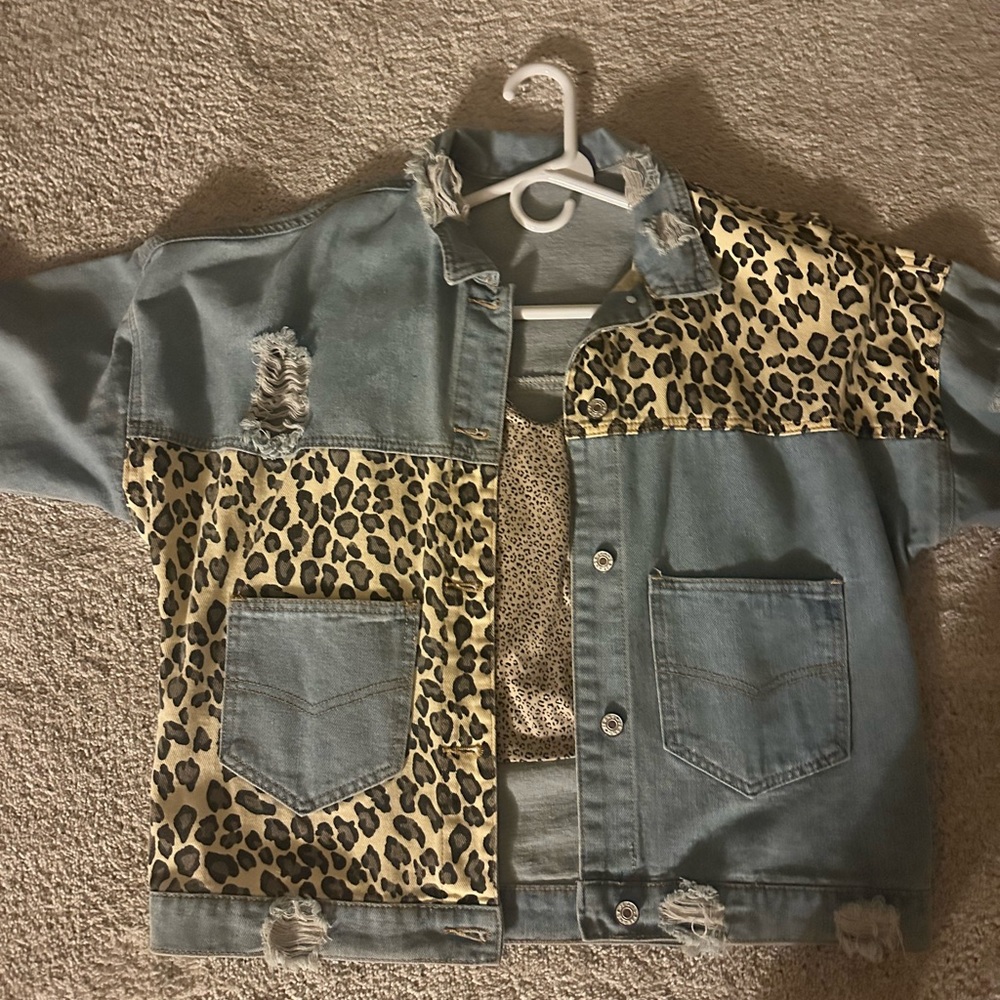 Stylish Denim and Leopard Print Jacket